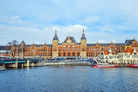 Amsterdam Centraal station .